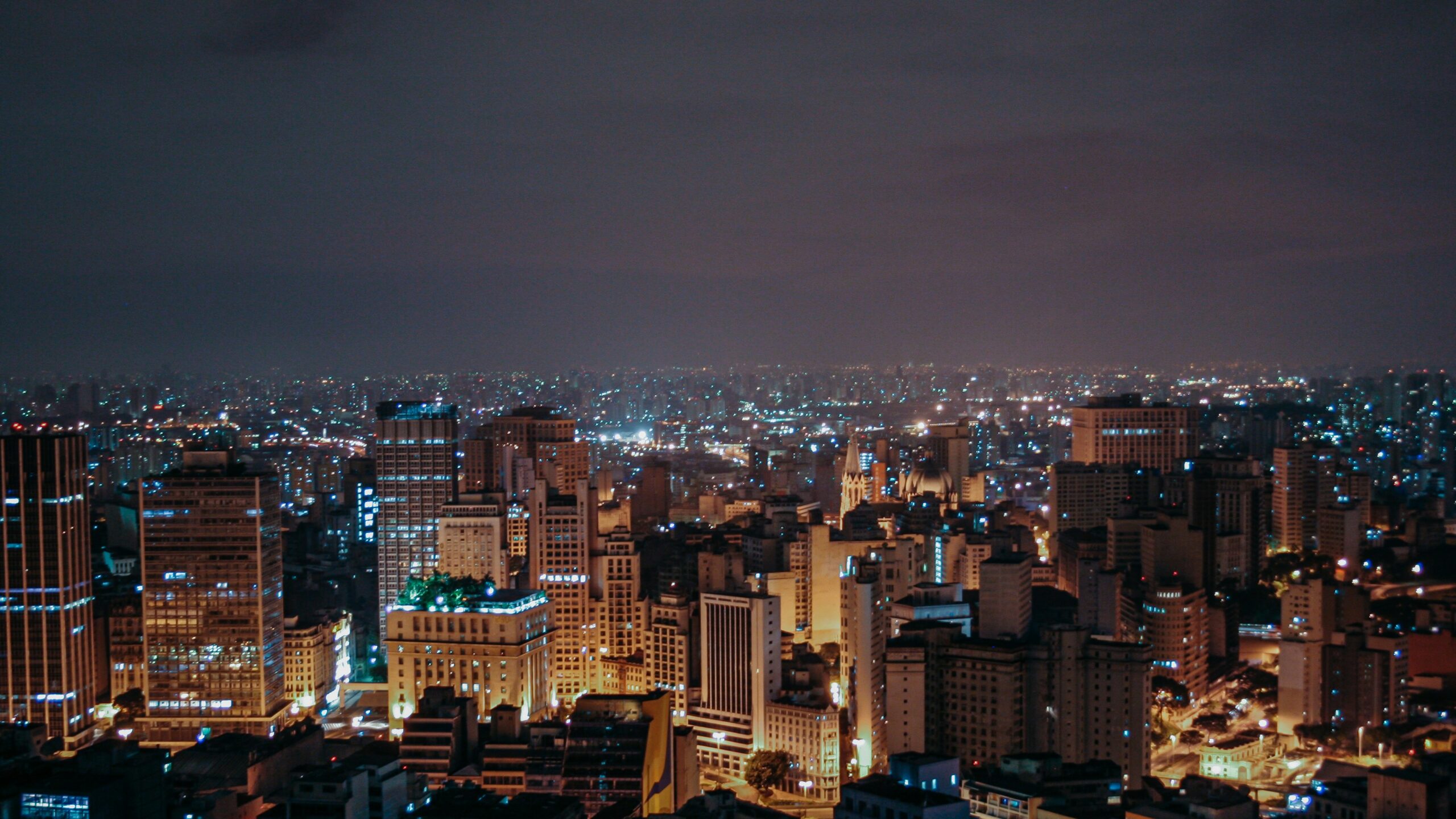 Centro de São Paulo à noite com prédios iluminados