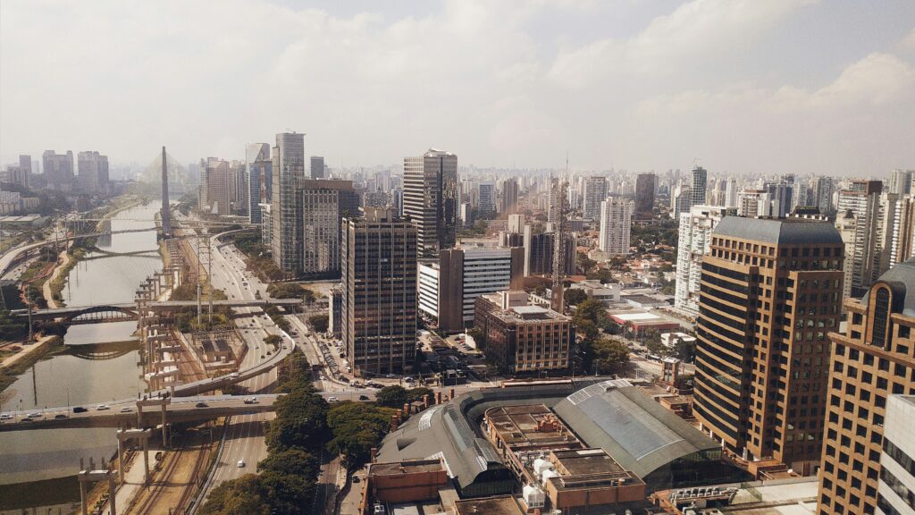 Marginal Pinheiros e prédios às margens do rio, em São Paulo
