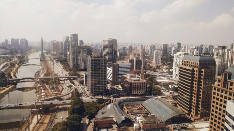 Marginal Pinheiros e prédios às margens do rio, em São Paulo