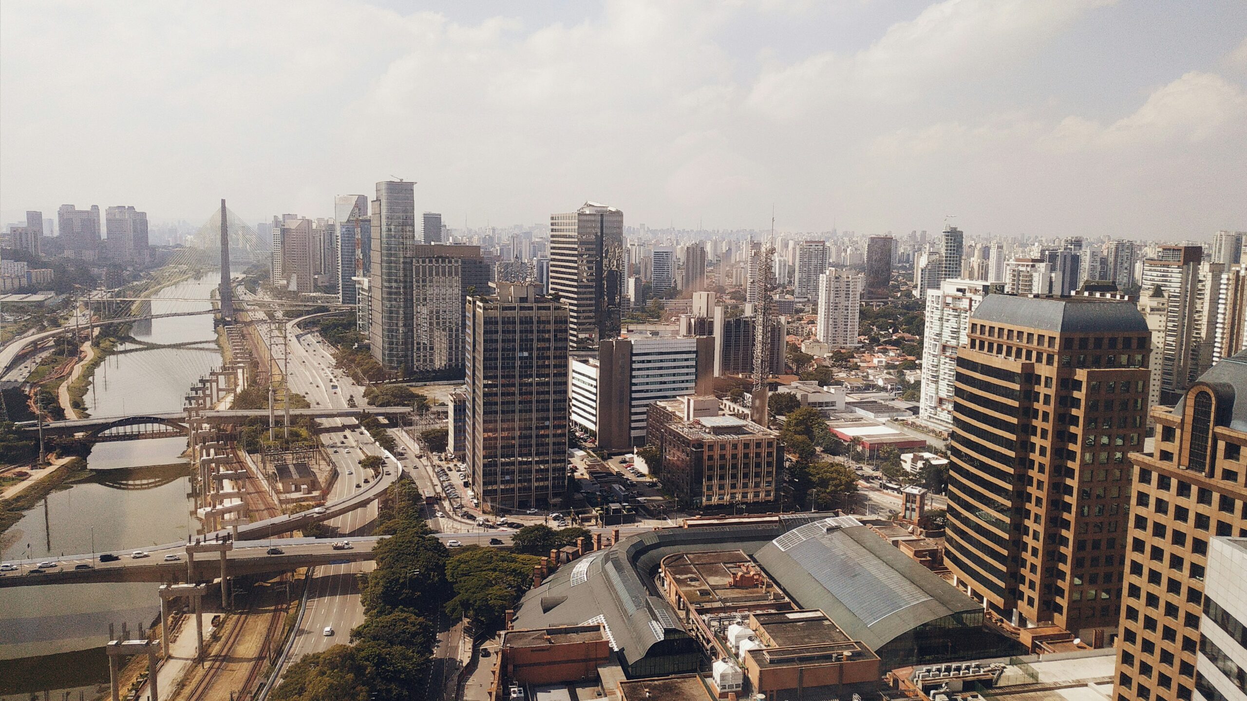 Marginal Pinheiros e prédios às margens do rio, em São Paulo