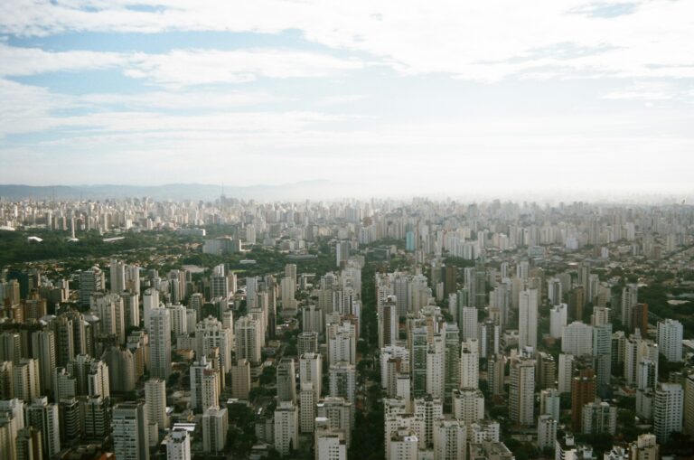 Vista aérea de São Paulo com prédios residenciais, região onde a SOLAR11 atua com imóveis do Minha Casa Minha Vida