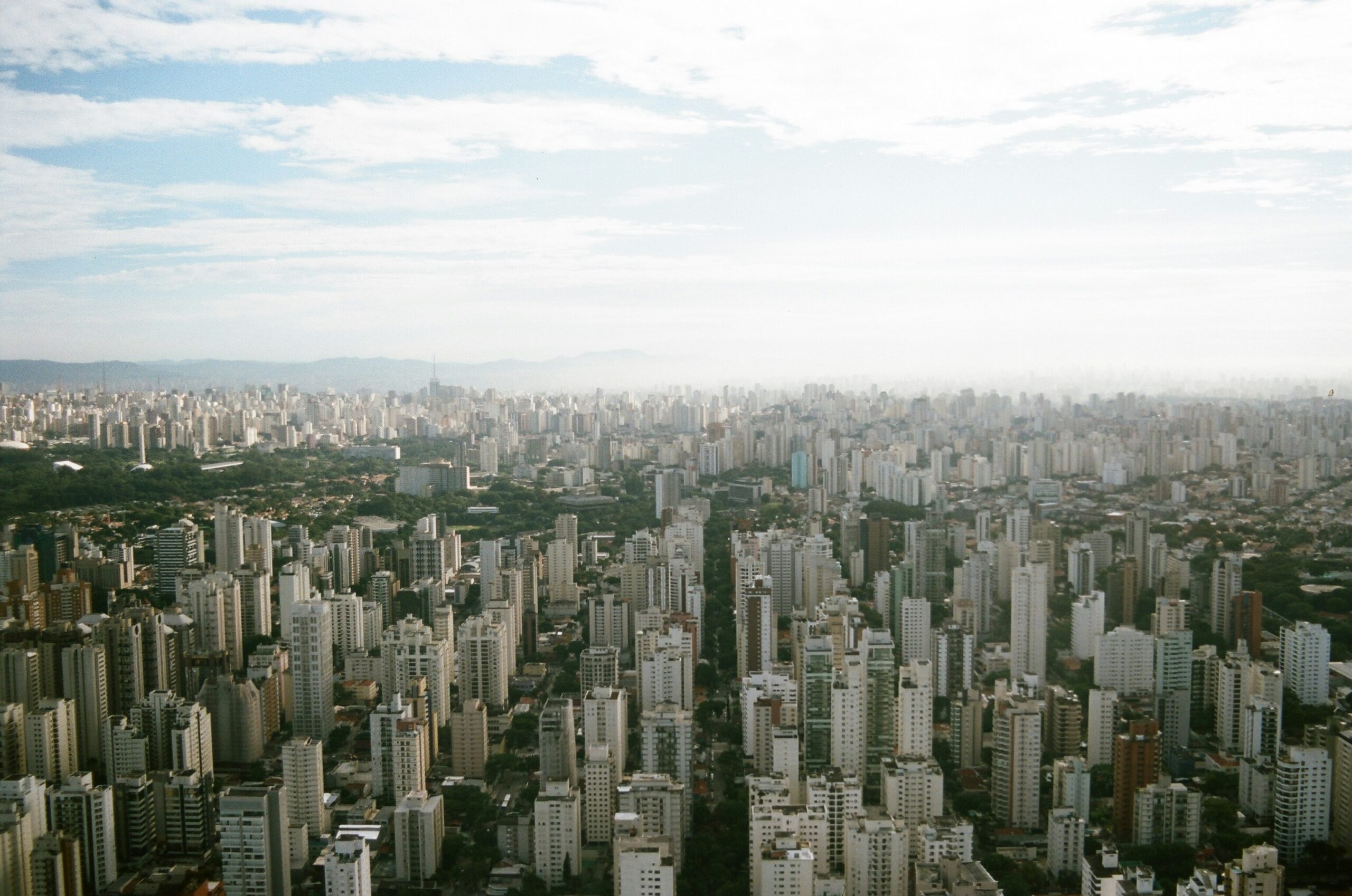 Vista aérea de São Paulo com prédios residenciais, região onde a SOLAR11 atua com imóveis do Minha Casa Minha Vida