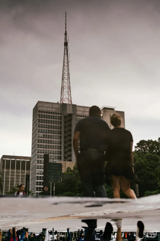 Casal de costas observando a Avenida Paulista em São Paulo