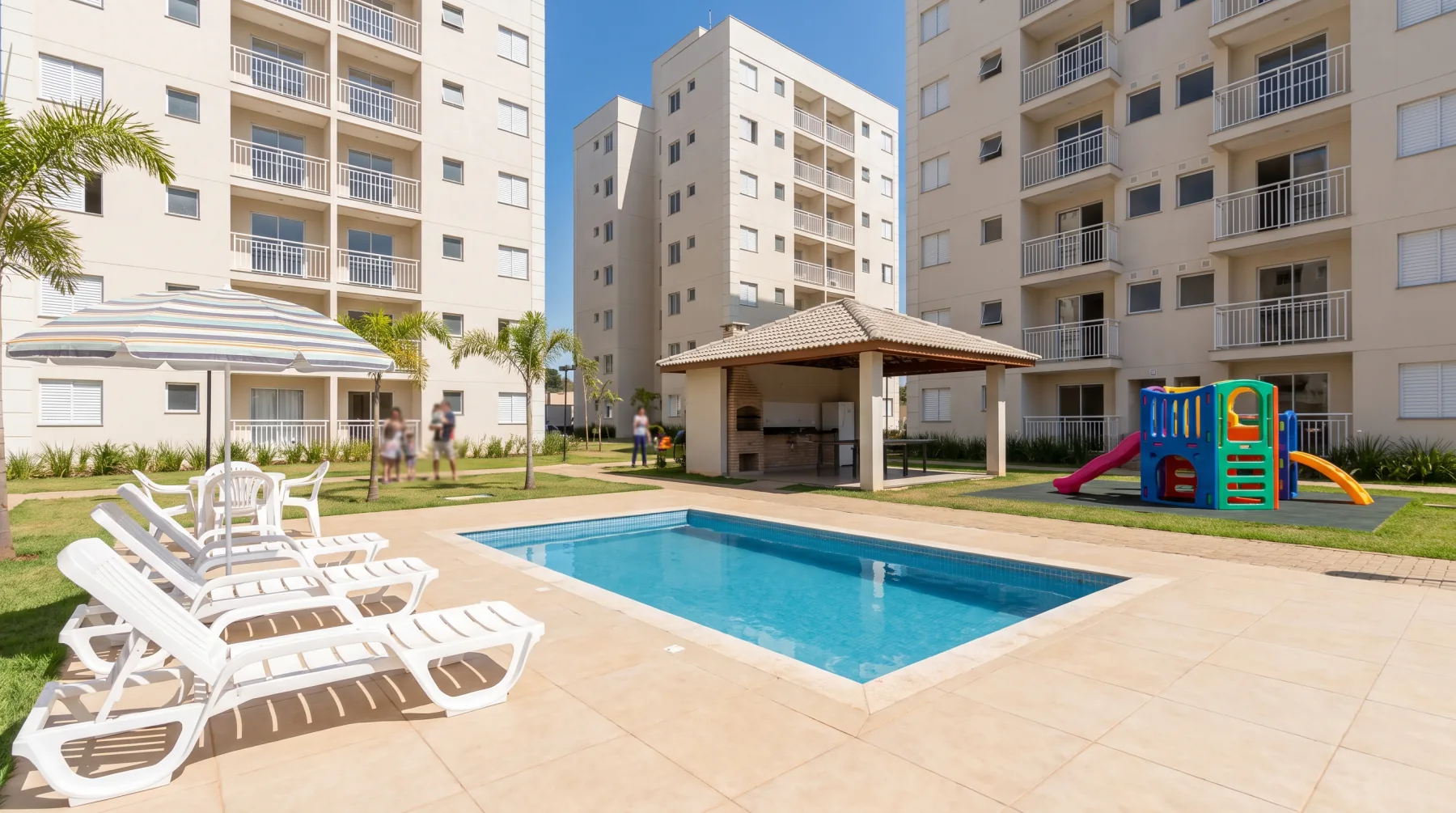 Área de lazer de condomínio com piscina, playground e churrasqueira entre as torres residenciais