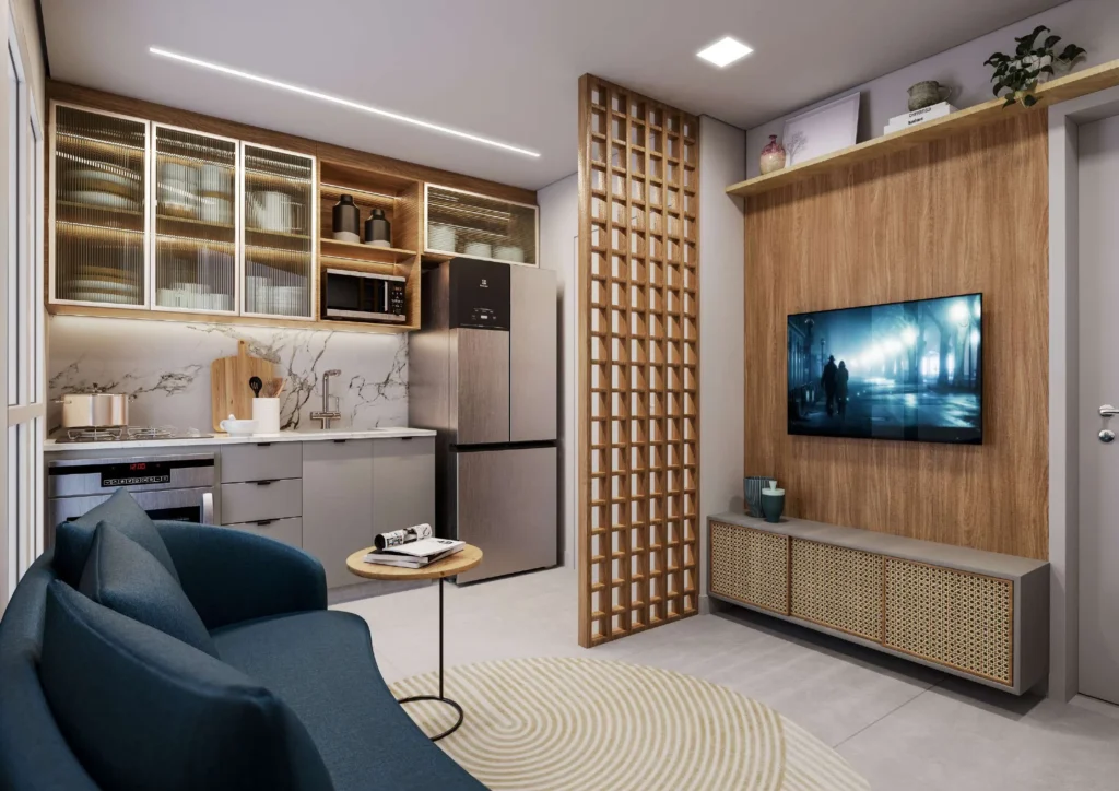 Sala de estar integrada à cozinha com sofá azul, painel de TV em madeira e divisória vazada