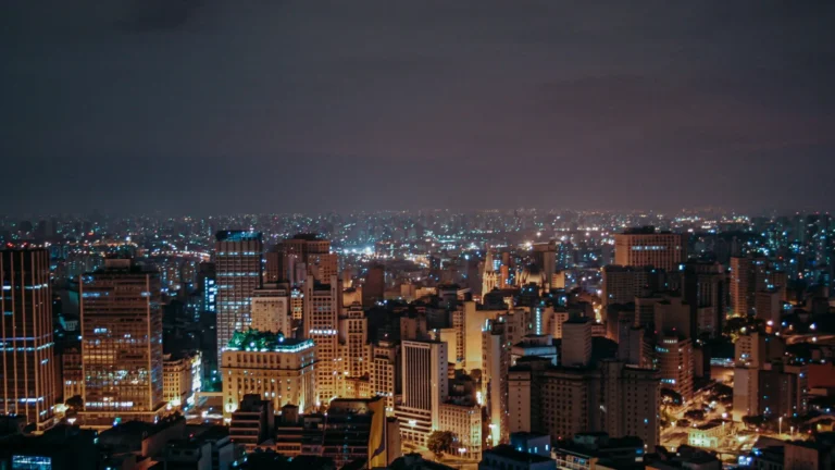Centro de São Paulo à noite com prédios iluminados