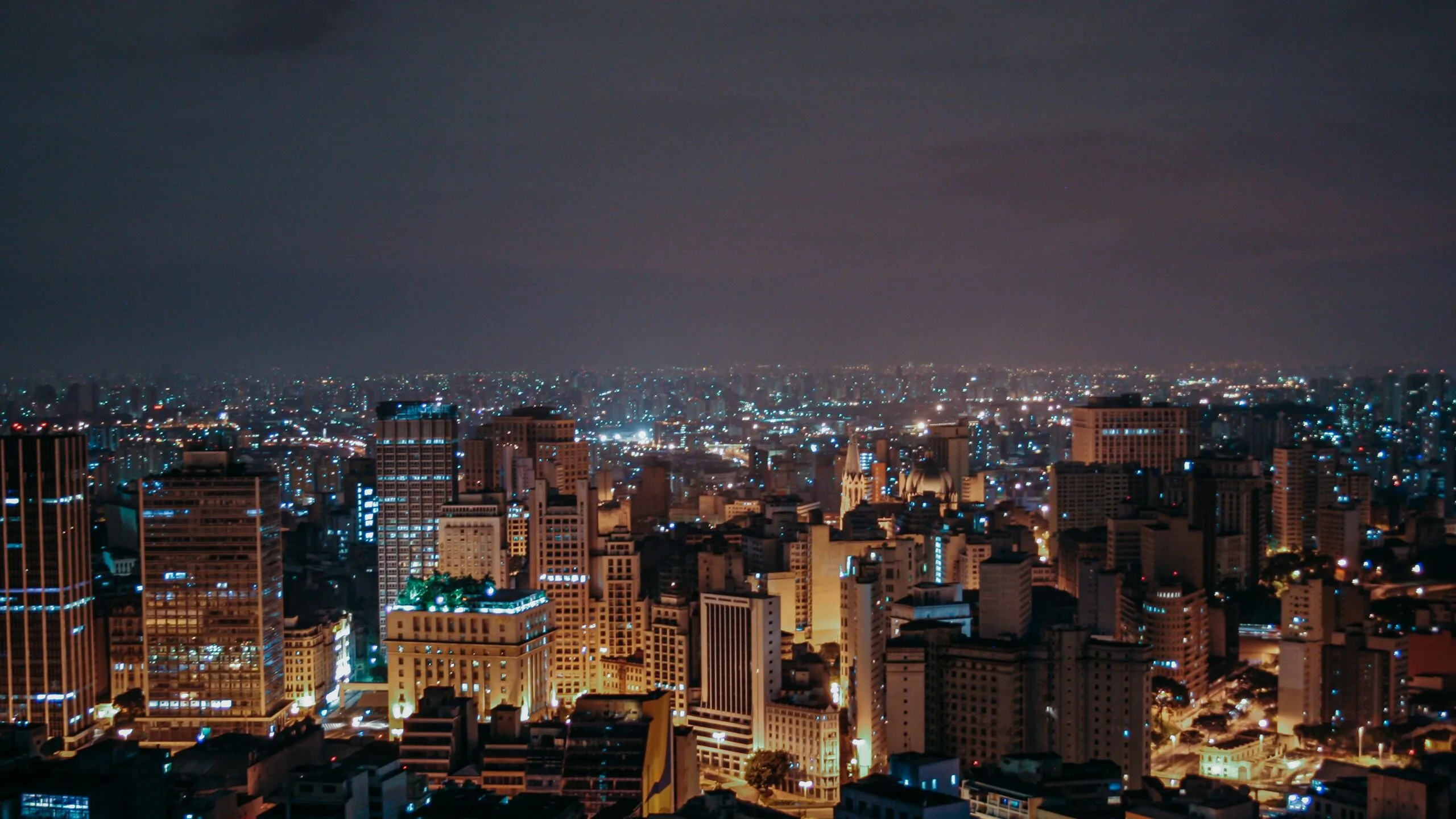 Centro de São Paulo à noite com prédios iluminados