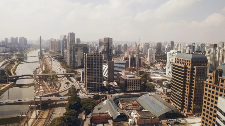Marginal Pinheiros e prédios às margens do rio, em São Paulo