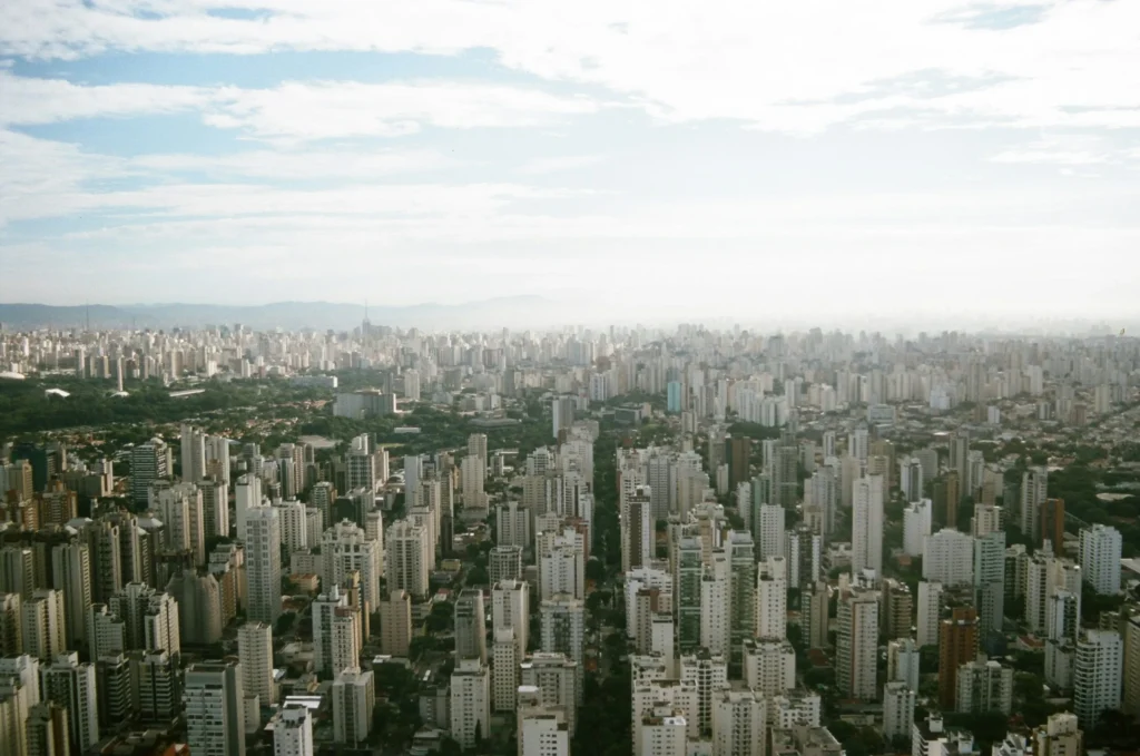 Vista aérea de São Paulo com prédios residenciais, região onde a SOLAR11 atua com imóveis do Minha Casa Minha Vida